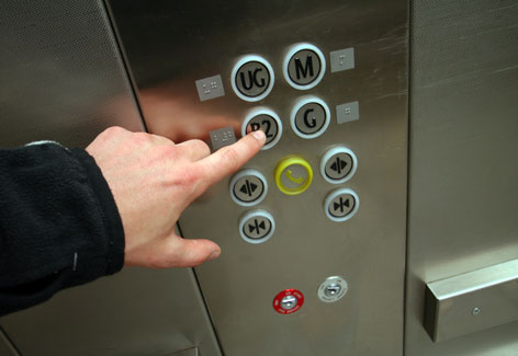 Presos no elevador: cuidados e dicas úteis para moradores de condomínios